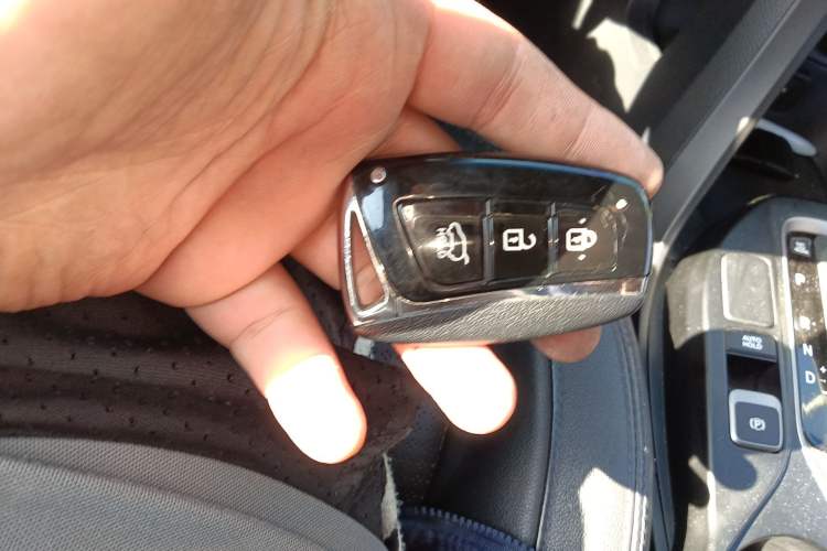 Used Hyundai Santa Fe 2013 2.4L Automatic Two-Wheel Drive Smart Version Vehicle Key