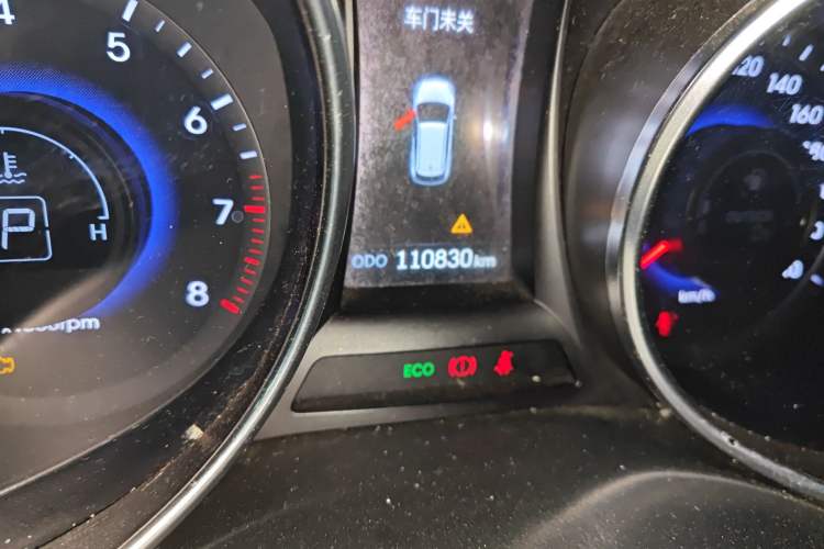 Used Hyundai Santa Fe 2013 2.4L Automatic 4x4 Comfort Edition Odometer Close Up