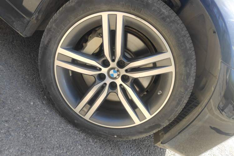 Used BMW 5 Series 2022 530Li Leading Luxury Package Right Front Wheel Hub