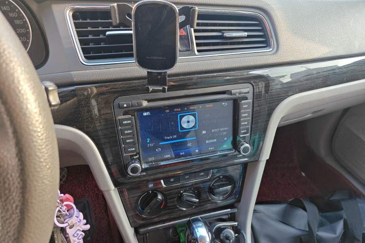 Used Volkswagen Gran Lavida 2014 1.6L Automatic Sport Edition Audio And AC Panel