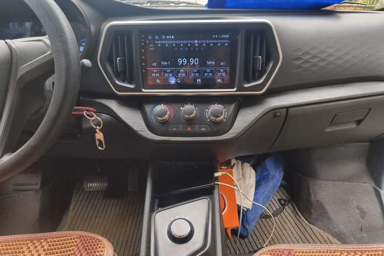 Used CHANGAN KAICHENG Ruixing EM80 2025 Model Elite 6-Seater 300 km Hinged Doors Audio And AC Panel