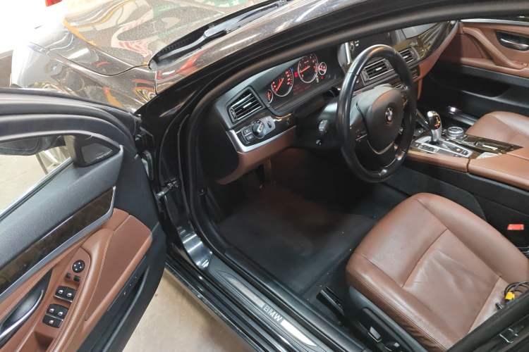 Used BMW 5 Series 2014 528Li Leading Model
