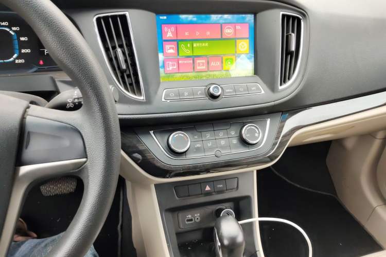 Used Roewe 360 2015 1.5L Automatic Luxury Edition Audio And AC Panel