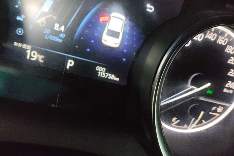 Used Toyota Camry 2018 2.5G Luxury Edition Odometer Close Up