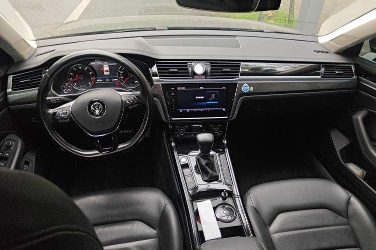 Used Volkswagen Phideon 2019 380TSI Two-Wheel Drive Business Edition China V Standard Center Console