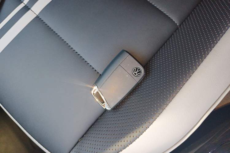 Used Volkswagen T-ROC 2023 300TSI DSG Two-Wheel-Drive Chen Guang Edition Interior 1