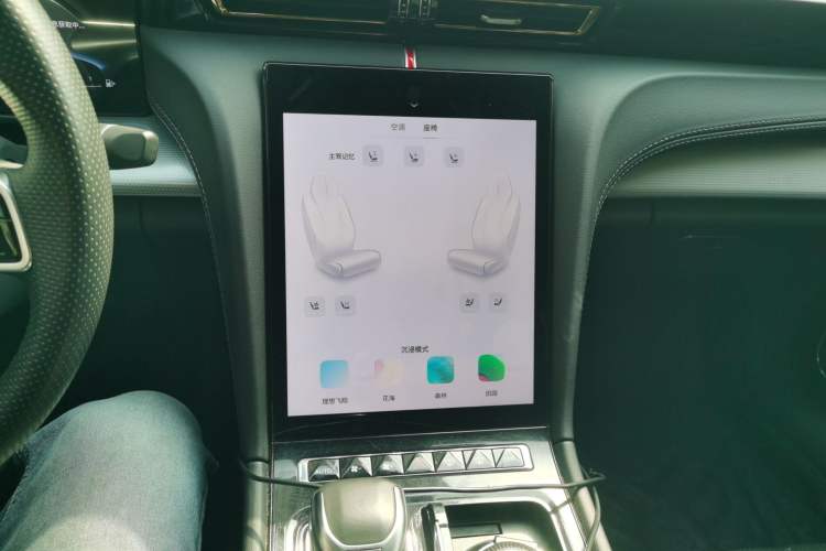 Used Hongqi H5 2023 2.0T Automatic Smart Connect Flagship Edition Audio And AC Panel