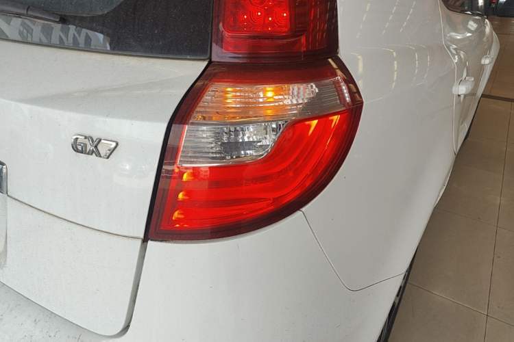 Used Geely Auto GX7 2015 Sports Edition 2.0L Automatic Luxury Upgrade Version China V Standard
