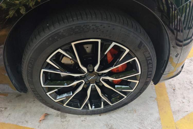 Used Zeekr 7X 2025 100 kWh Long-Range Rear-Wheel Drive with Intelligent Driving Features Right Front Wheel Hub