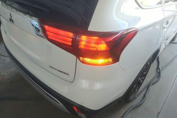 Used Mitsubishi Outlander 2019 2.0L Two-Wheel Drive Comfort Edition 5 Seats China VI Standard Exterior 1