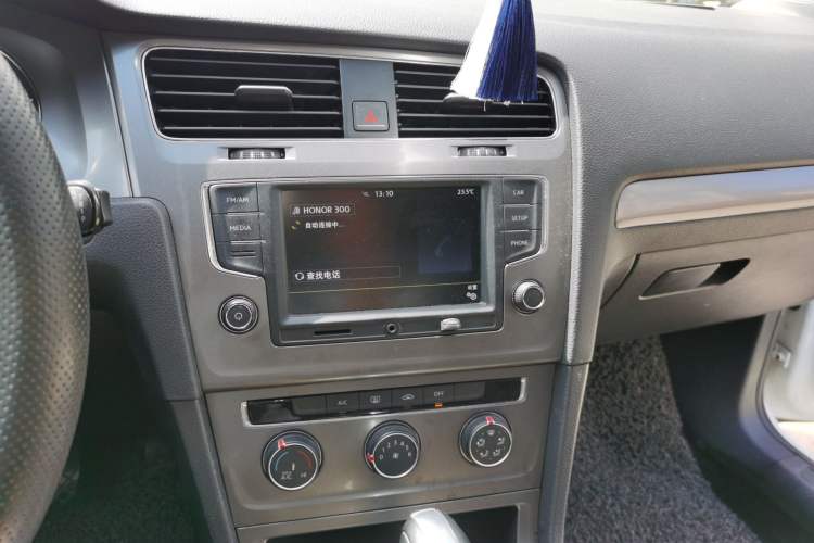 Used Volkswagen Golf 2015 1.6L Automatic Fashion Model Audio And AC Panel