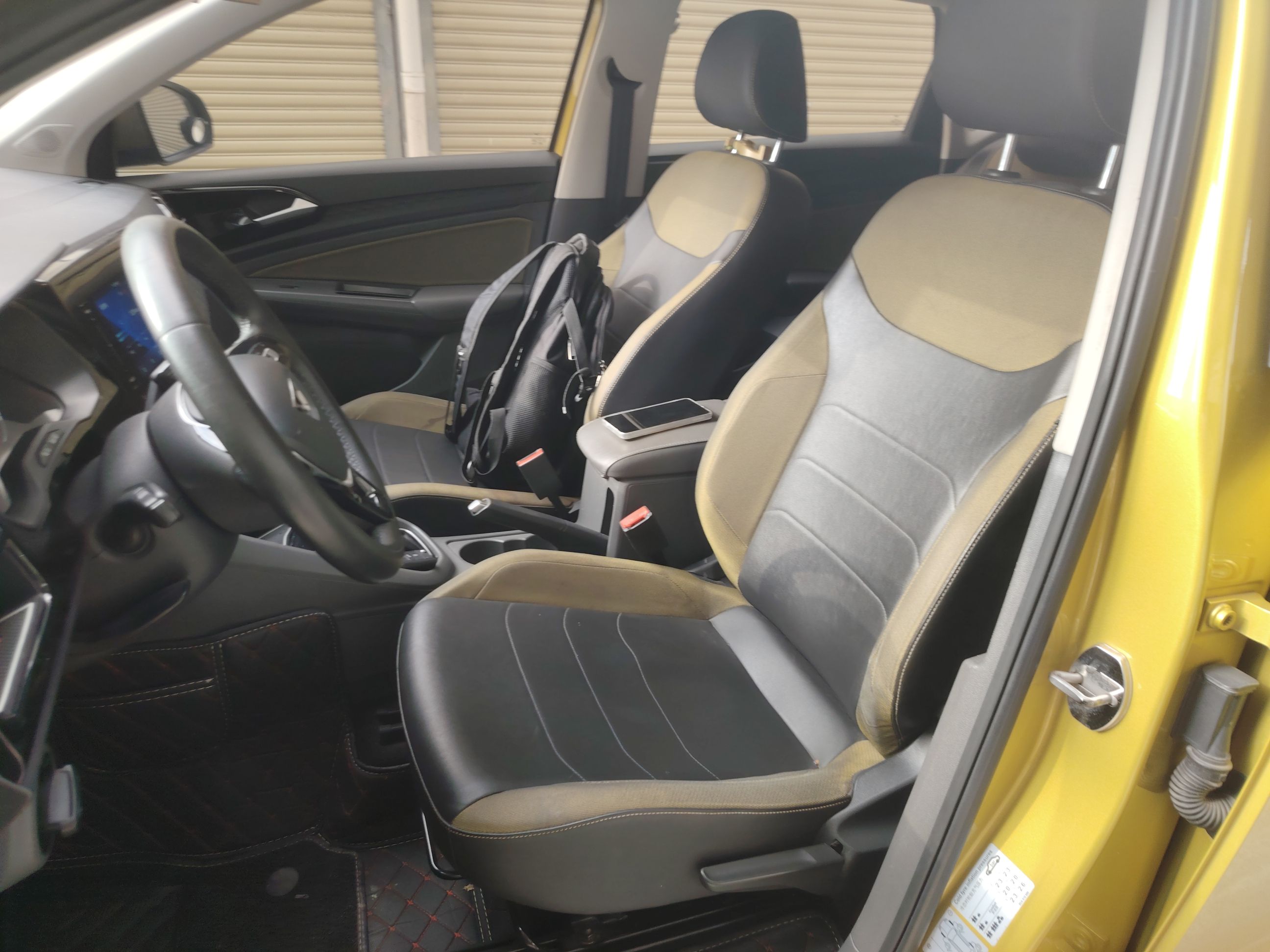 المقاعد الأمامية داخل السيارة