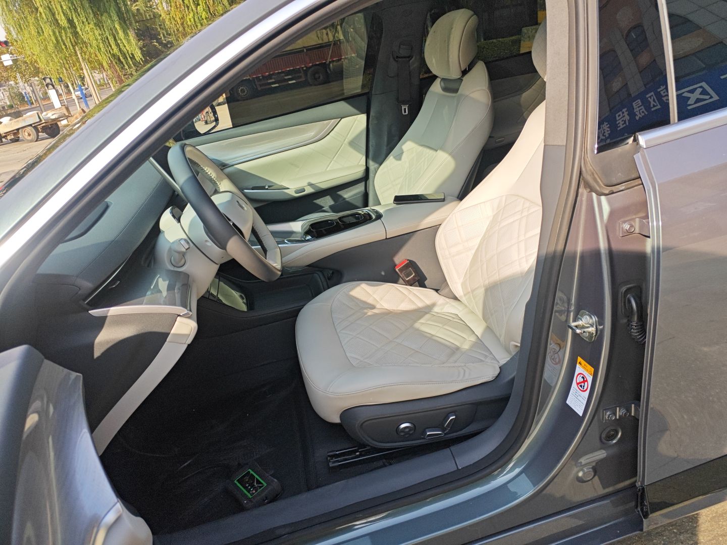 المقاعد الأمامية داخل السيارة