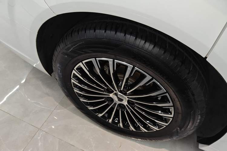 Used Denza D9 2022 DM-i 970 Four-Wheel Drive Prestige Model Right Rear Wheel Hub