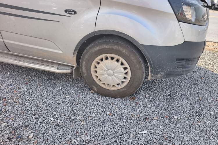 Used Ford Transit 2017 2.0T Diesel Multi-Purpose Commercial Vehicle Mid-Drive Mid-Roof China IV Standard Right Front Wheel Hub