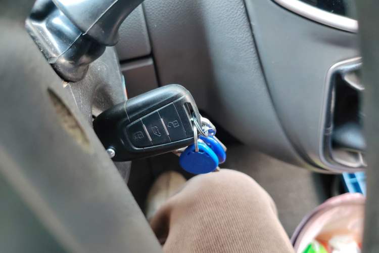 Used SAIC MAXUS Xintu V80 2019 2.5T Classic Edition 6-Speed Manual – Aoyuntong Short Wheelbase Mid-Height Design 5/6 Seats Vehicle Key