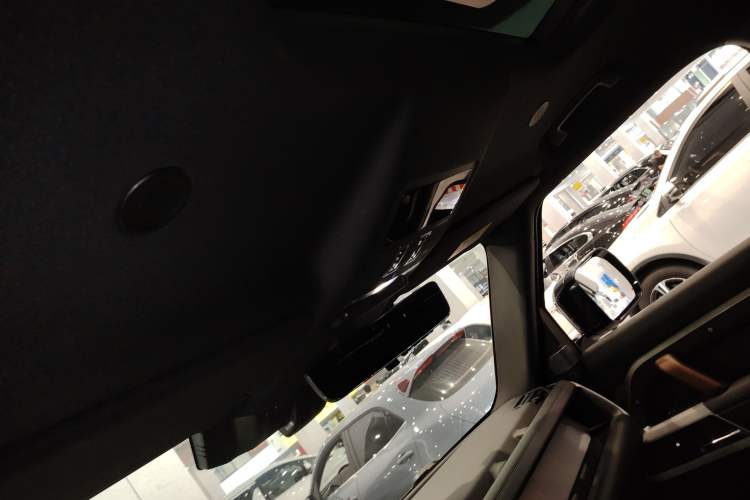 Used Land Rover Defender 2023 Facelift 110 3.0T P400 X-DYNAMIC HSE Headliner