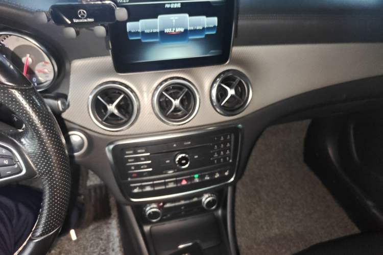 Used Mercedes-Benz GLA 2016 GLA 220 4MATIC Fashion Edition Audio And AC Panel