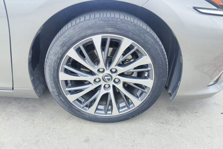 Used Lexus ES 2020 300h Deluxe Edition
