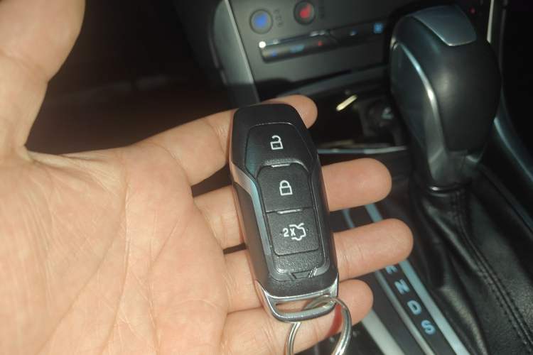 Used Ford Edge 2016 EcoBoost 245 Four-Wheel Drive Titanium 7-Seater Vehicle Key