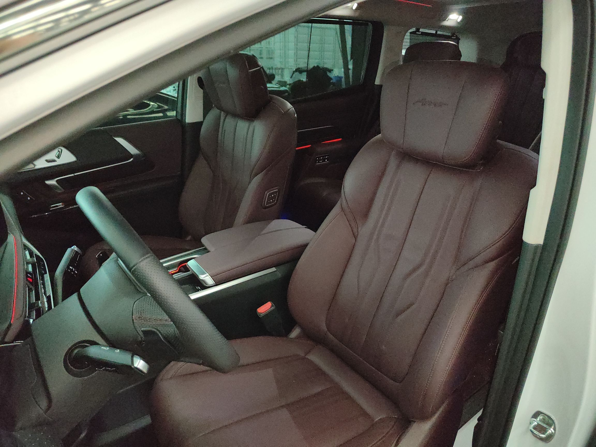 Переднее сиденье в автомобиле