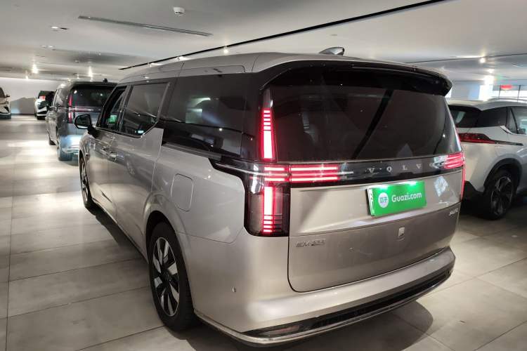 Used Volvo EM90 2025 Ultra Six-Seater