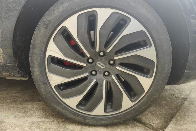 Used Hima AITO M5 2022 Range-Extended Rear-Drive Standard Version Right Front Wheel Hub