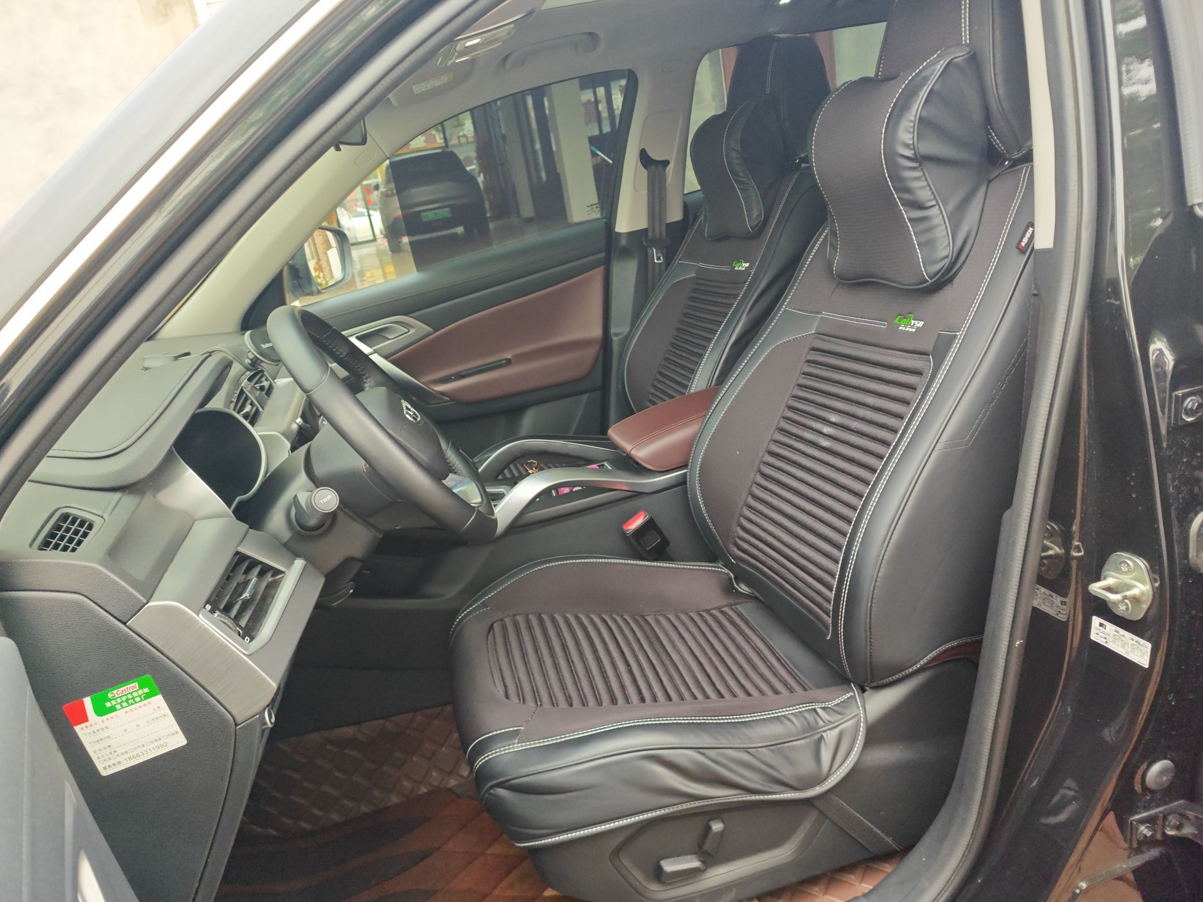 المقاعد الأمامية داخل السيارة