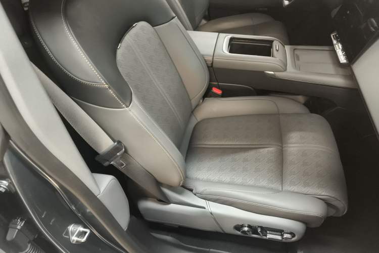 Used Zeekr 7X 2025 75 kWh Rear-Wheel Drive Intelligent Driving Version Right Front Seat