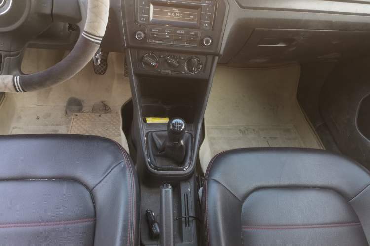 Used Volkswagen Jetta 2015 Zhuihui Edition 1.4L Manual Fashion Model