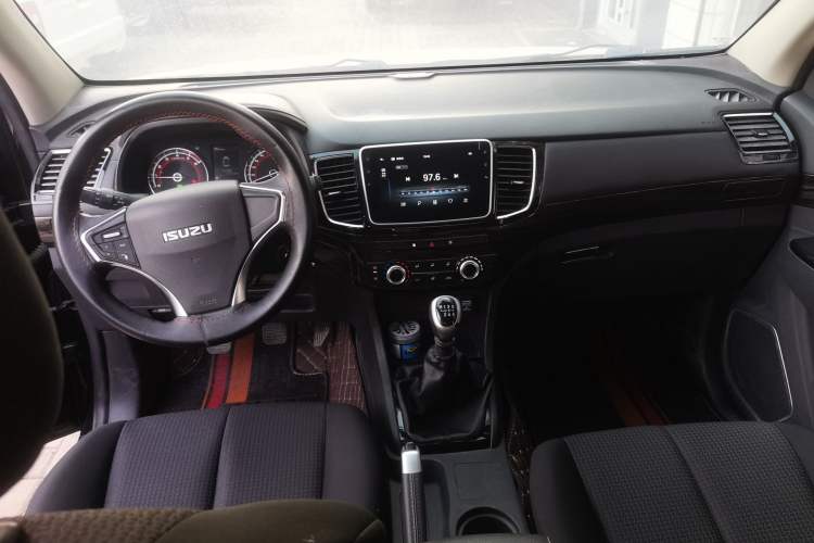 Used Isuzu D-MAX 2020 2.5T Two-Wheel Drive Manual Navigation Version China VI Standard Extended Length JE4D25Q6A
