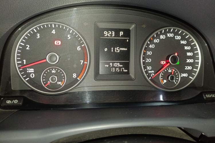 Used Volkswagen Touran 2015 1.4T DSG Comfort Edition 5 Seats Odometer Close Up