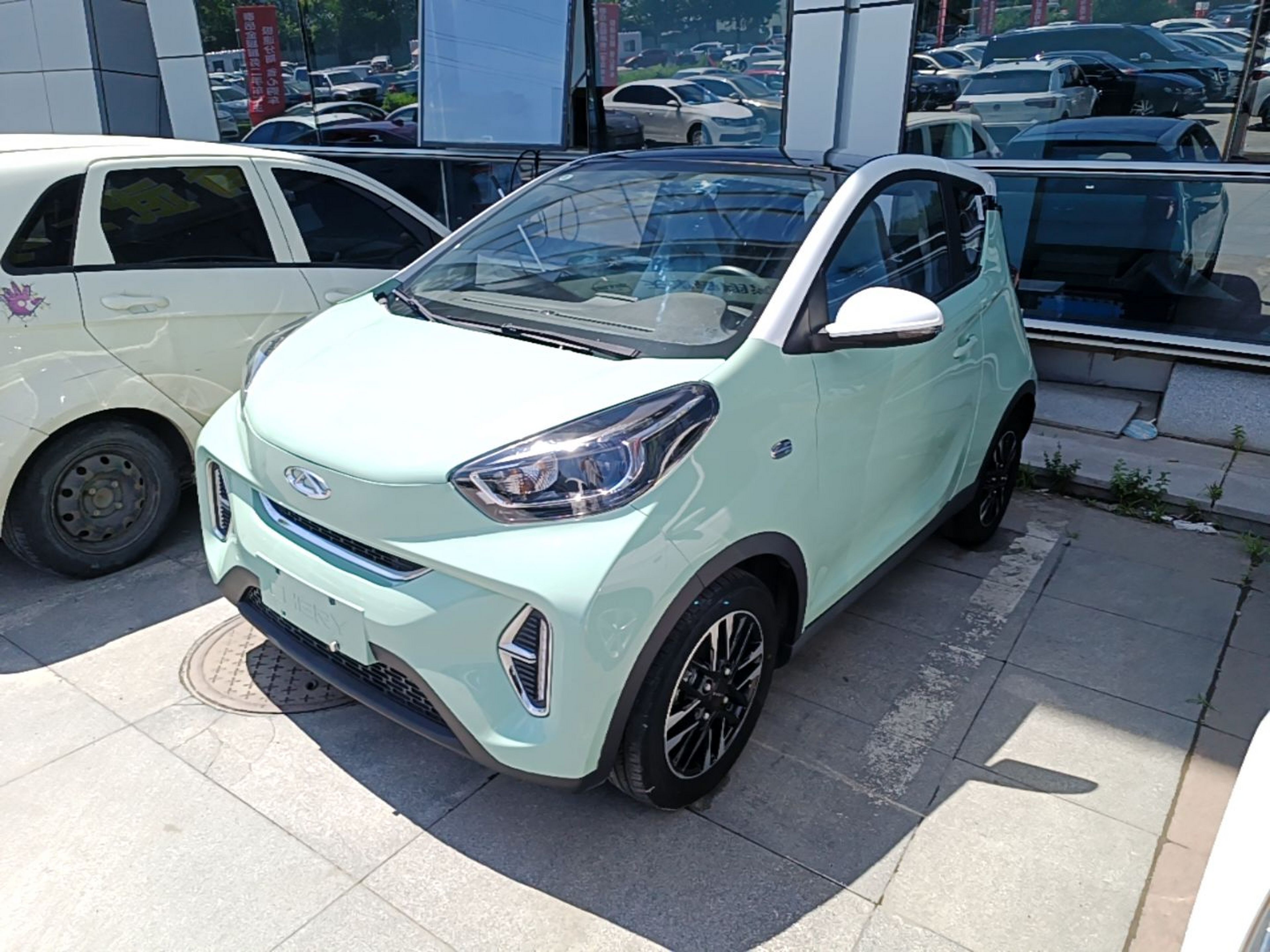 Под передней частью автомобиля