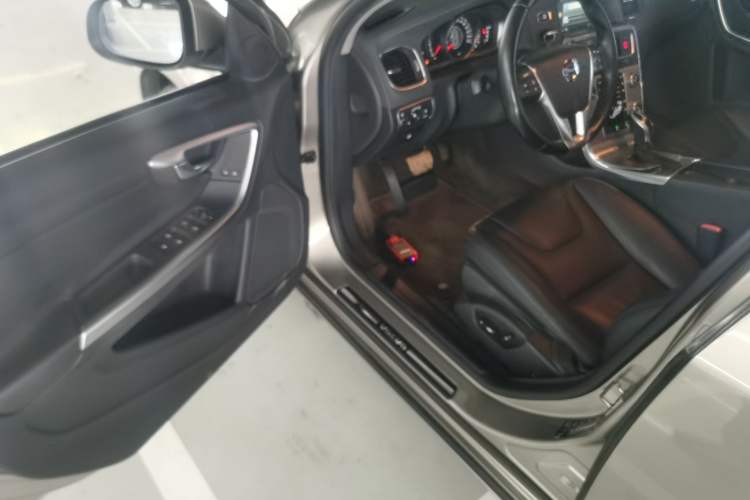 Used Volvo S60 2015 S60L 2.0T Zhiyuan Edition
