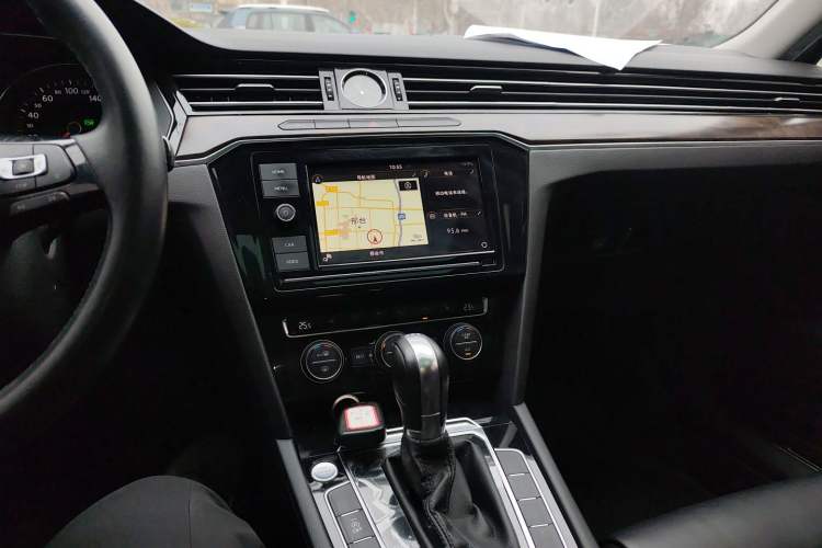 Used Volkswagen Magotan 2019 330TSI DSG Luxury Version China VI Standard Audio And AC Panel