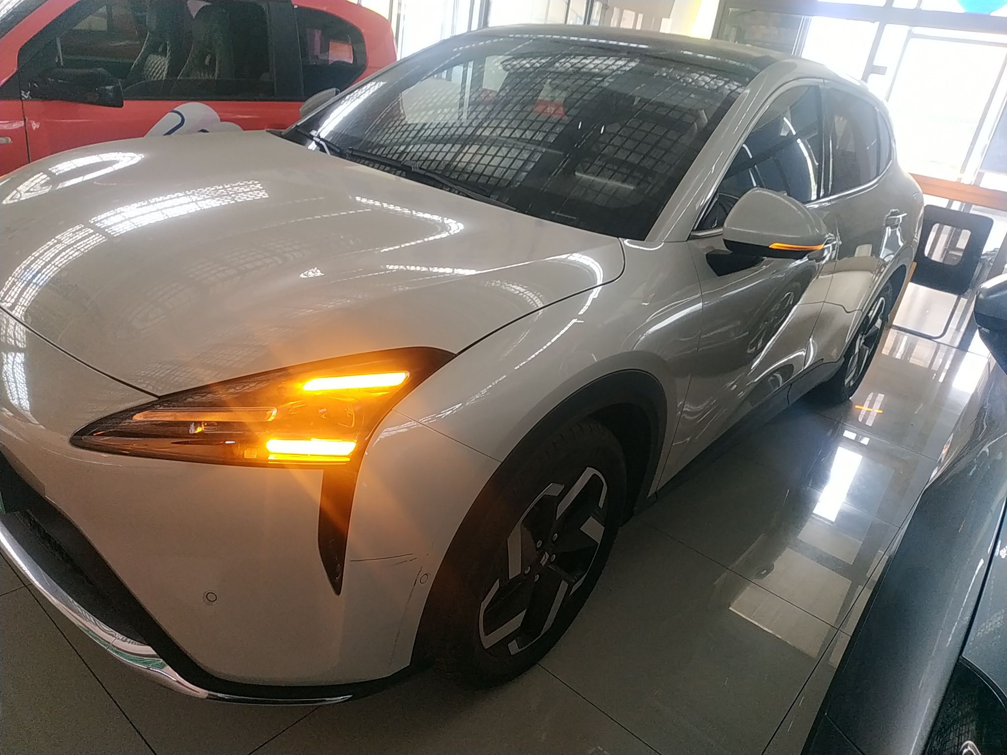 تحت مقدمة السيارة