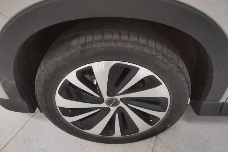 Used BYD Song PLUS New Energy 2023 Champion Edition DM-i 110KM Flagship PLUS Left Front Wheel Hub