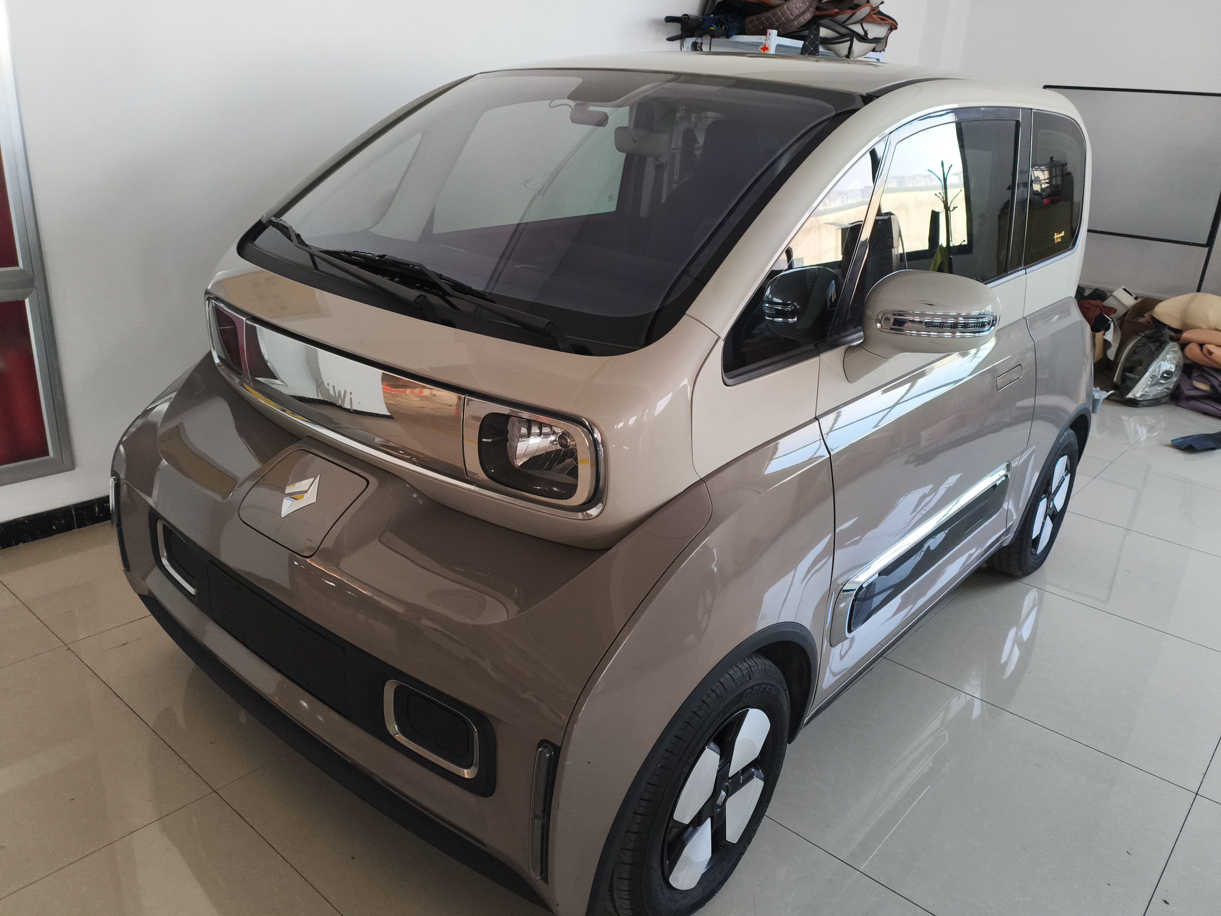 Под передней частью автомобиля