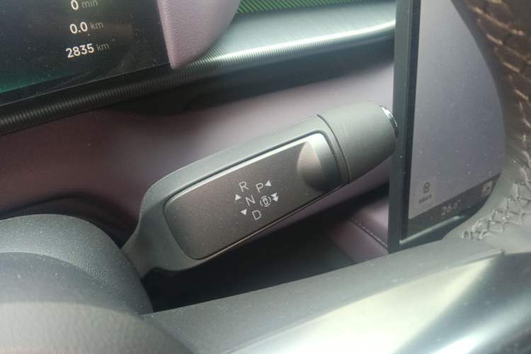 Used XPeng P7 2025 Model—702 Long Range Ultra Gear Lever