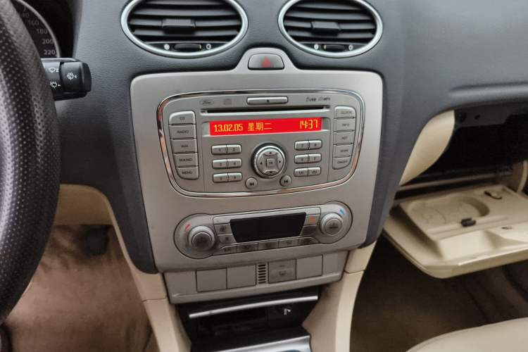 Used Ford Focus 2013 Sedan Classic 1.8L Manual Fashion Edition Audio And AC Panel