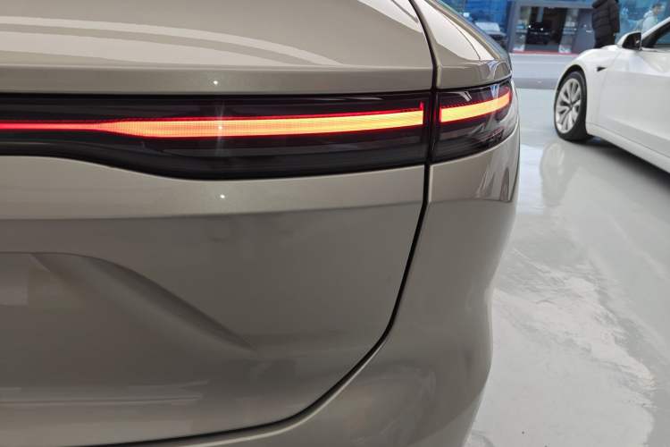 Used Nio ES8 2024 75 kWh Right Rear Taillight