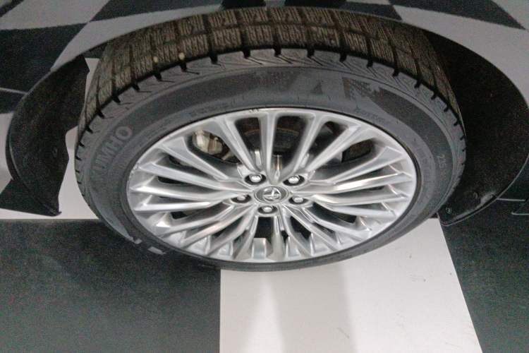 Used Toyota Avalon 2019 Dual-Engine 2.5L XLE Prestige Version China VI Standard