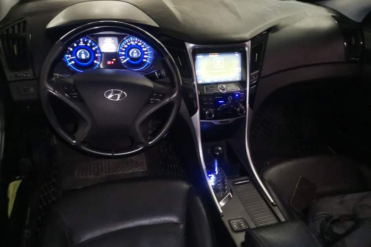 Used Hyundai Sonata 2014 2.4L Automatic Leading Edition China IV Standard Center Console