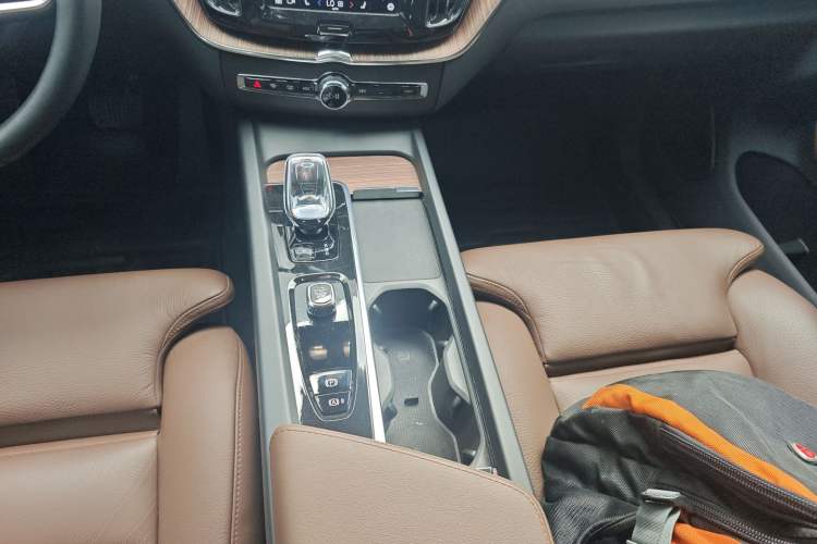 Used Volvo XC60 2023 B5 4x4 Smart Luxury Edition Gear Lever