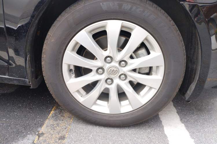 Used Buick LaCrosse 2013 2.4L SIDI Leading Comfort Version Right Front Wheel Hub