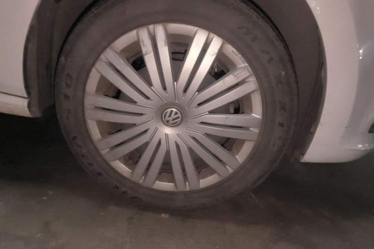 Used Volkswagen Polo 2016 1.6L Automatic Comfort Model Right Front Wheel Hub