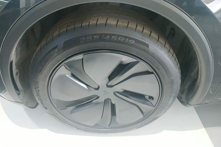 Used Tesla Model Y 2025 Long-Range All-Wheel-Drive Version
