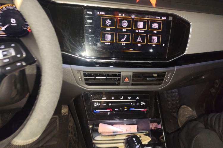 Used Volkswagen Tayron 2021 330TSI Two-Wheel-Drive 3rd Anniversary Limited Edition Audio And AC Panel