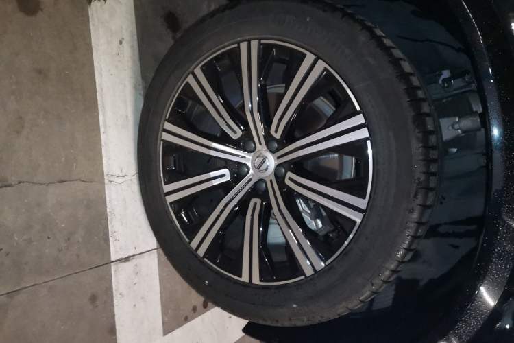 Used Volvo XC90 2021 B6 Luxury Smart Edition 7-Seater Right Front Wheel Hub