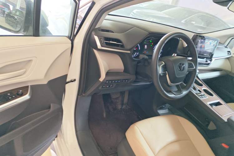 Used Toyota Granvia 2023 2.5L Hybrid Comfort Edition
